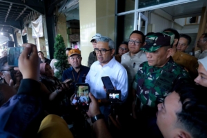 Wali Kota Bandung, Muhammad Farhan, saat melakukan pemantauan harga kebutuhan pokok di Pasar Sederhana
