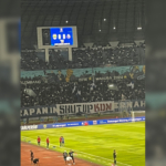 Pembentangan sebuah banner berukuran besar yang ditujukan kepada Gubernur Jawa Barat, Dedi Mulyadi.