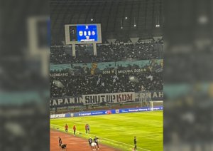 Pembentangan sebuah banner berukuran besar yang ditujukan kepada Gubernur Jawa Barat, Dedi Mulyadi.