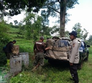 Perhutani KPH Bandung Utara dan Stakeholder Lakukan Pengawalan Angkutan Getah