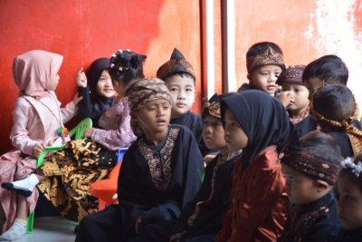 Semarak Hari Kartini 2026 di Kober Arridwan, Fashion Show Hangatkan Kebersamaan Anak dan Orang Tua 2