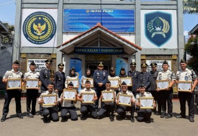 13 Pegawai Lapas Banceuy Dapat Penghargaan Atas Komitmen Zero Halinar di Hari Bakti Pemasyarakatan ke 62