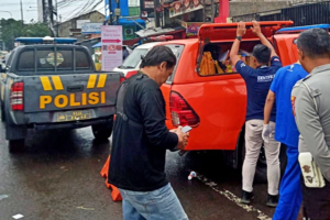 Tim Inafis Polresta Bandung saat membawa mayat bayi laki-laki yang ditemukan di Sungai Cipurut, Dayeuhkolot, Kabupaten Bandung ke RS Sartika Asih. Foto: Dok. Polresta Bandung