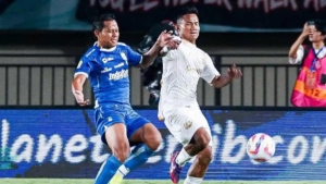 Pemain Persib Bandung vs Arema FC saat bertanding di Stadion GBLA.