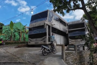Sebuah bangunan rumah berbentuk bus di Wonogiri viral di media sosial.