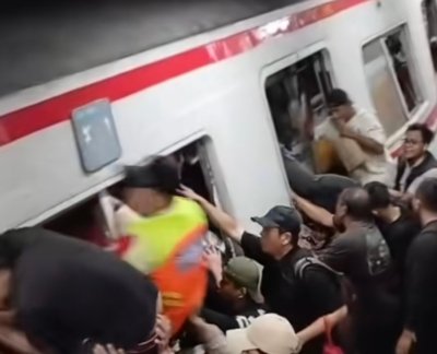 Argo Bromo Anggrek Tabrak KRL Di Stasiun Bekasi Timur