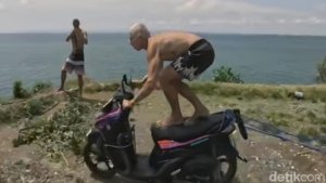 Bule Merusak Sepeda Motor Sewaan, Dideportasi Usai Kabur dari Bali (istimewa)