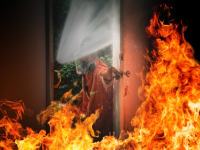 Ilustrasi. ODGJ diduga bakar rumah di Makassar (Freepik).