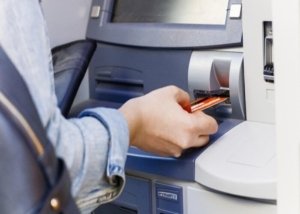 Ilustrasi seorang netizen dapat uang kertas Rp50 ribu polos dari ATM (GettyImages/iStockphoto).