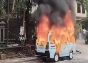 Sopir angkot di Tanah Abang bakar korban.