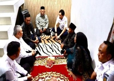 Menhub Dudy Purwagandhi bersama Dirut PT KAI Bobby Rasyidin dan Direktur Jenderal Perkeretaapian Kemenhub Allan Tandiono melakukan takziah ke salah satu rumah korban kecelakaan KA Argo Bromo Anggrek dan KRL.