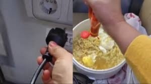 Viral penumpang kereta api memasak mie instan