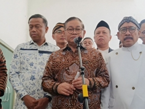 Harga Plastik Melonjak Tajam, Pramono Anung Ajak Warga Beralih ke Daun Pisang
