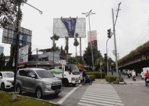 Baliho Film 'Aku Harus Mati' Bikin Warga Tak Nyaman Diturunkan Satpol PP DKI.