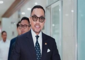 Pegawai KPK gadungan peras Ahmad Sahroni Rp300 juta.