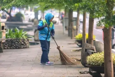 Dinas Lingkungan Hidup Kota Bandung menyiapkan ratusan petugas saat Kirab Budaya di Kota Bandung, Sabtu 16 Mei 2026