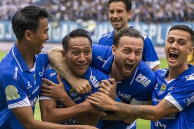 Pemain Persib Bandung Beckham Putra Nugraha berselebrasi usai mencetak gol ke gawang Persija Jakarta