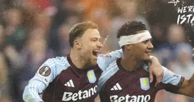 Aston Villa melaju