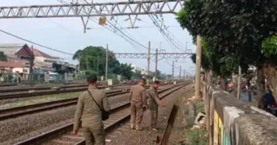 Video Asusila Viral di Rel Cipinang Satpol PP Tutup Akses Liar (istimewa)