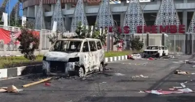 Ricuh di Stadion Lukas Enembe, 14 Orang Diamankan dan Puluhan Kendaraan Rusak (istimewa)