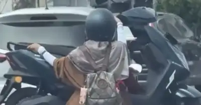 Viral! Wanita Angkut Motor Listrik Pakai Motor di Makassar, Polisi Cari Identitas Pelaku (istimewa)