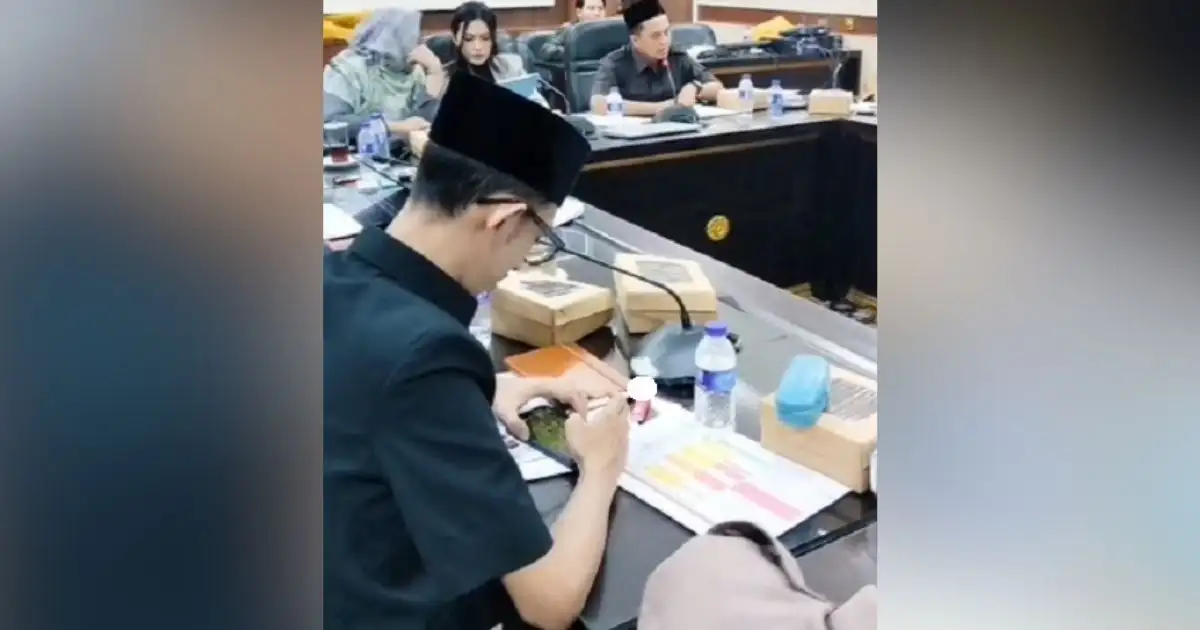 Anggota DPRD Merokok dan Main Game saat Rapat, Kader Gerindra Jember Bakal Disidang 1 Anggota DPRD Merokok dan Main Game saat Rapat, Kader Gerindra Jember Bakal Disidang (istimewa)