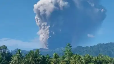 Gunung Dukono Masih Bergejolak