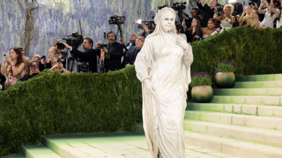 Heidi Klum Tampil Menyerupai Patung Berjalan di Met Gala 2026