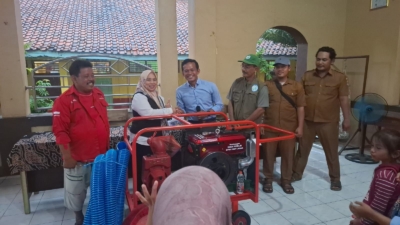 Tingkatkan Produktivitas Petani, DPRD Jabar Diah Fitri Serahkan Bantuan Pompa Penyedot Air 4