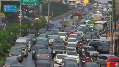 Libur Panjang May Day: Arus Kendaraan Menuju Kota Bandung Macet Parah di Gerbang Tol Pasteur