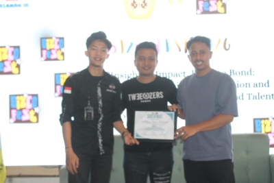 Penerimaan Sertifikat Kepada Pemateri 2 Ahitya Fatur Rohman.
