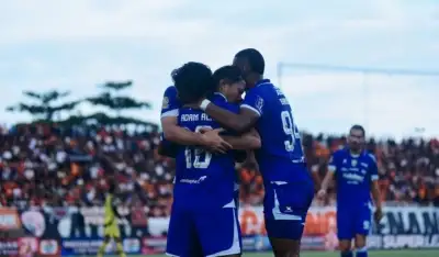 Persib Bandung meraih kemenangan 2-1 atas Persija Jakarta di Stadion Segiri, Samarinda, Minggu 10 Mei 2026