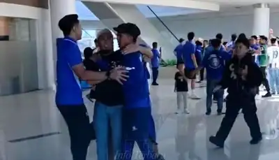 Skuad Persib Bandung diserang The Jakmania saat hendak pulang di Bandara Sepinggan Balikpapan, Senin (11/5/2026).
