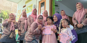 Pastikan 6 SPM Menyentuh Warga, Ketua TP PKK Kota Cimahi Kunjungi Posyandu di Karangmekar 1