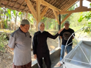 Ineu Purwadewi Serahkan Bantuan Keranda dan Tempat Mandi Jenazah untuk Warga Desa Tarikolot 11