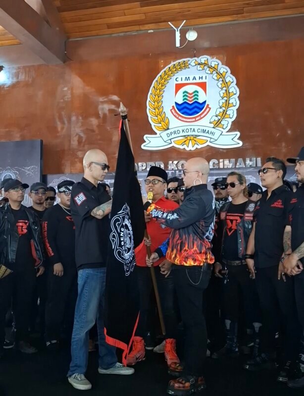 Ketua Umum Lendeng N D'Gank Ade Lendeng serahkan Pataka Kepada Ketua Distrik Cimahi.
