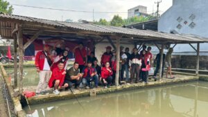 Peringati Bulan Bung Karno, Tuti Turimayanti Hadirii Lomba Memancing, Penanaman Pohon, dan Senam Bersama di Padalarang 3 Peringati Bulan Bung Karno, Tuti Turimayanti Hadirii Lomba Memancing, Penanaman Pohon, dan Senam Bersama di Padalarang 3