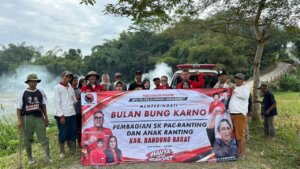 Peringati Bulan Bung Karno, Tuti Turimayanti Pimpin Aksi Bersih Lingkungan dan Penanaman Pohon di Sindangkerta 1