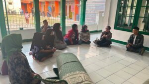 Reses di Padalarang, Tuti Turimayanti Salurkan Bantuan Karpet untuk Masjid Nurul Inayah 2