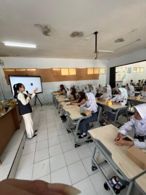 Tuti Turimayanti Ajak Pelajar SMKN 1 Cihampelas Tidak Apatis terhadap Politik 11