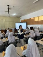 Tuti Turimayanti Ajak Pelajar SMKN 1 Cihampelas Tidak Apatis terhadap Politik 2 Tuti Turimayanti Ajak Pelajar SMKN 1 Cihampelas Tidak Apatis terhadap Politik 2
