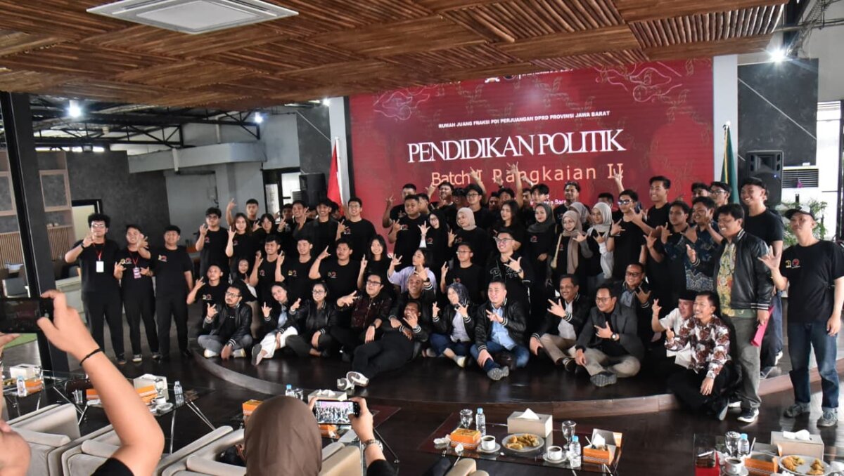 Ineu Purwadewi Dorong Generasi Muda Perkuat Ideologi dan Literasi Politik 2 Ineu Purwadewi Dorong Generasi Muda Perkuat Ideologi dan Literasi Politik 2