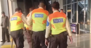 Viral Pria Tanpa Pakaian Berteriak di Stasiun Duri Diamankan Petugas, Diduga Dipengaruhi Obat-obatan (foto: istimewa)