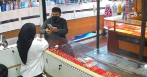 Viral Video Pria Mencuri Emas Batangan 70 Gram di Toko Emas Terekam CCTV 2