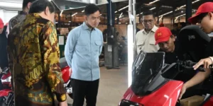 Wapres Gibran Rakabuming Raka tinjau pabrik kendaraan listrik