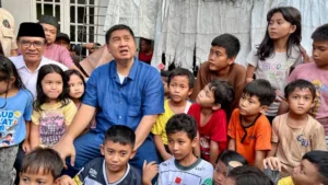 Menteri PKP Ajak Anak Nyanyi Garuda, Bahas Lapangan Futsal