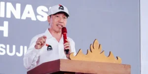Jokowi jalani safari bersama PSI dan menerima gelar adat