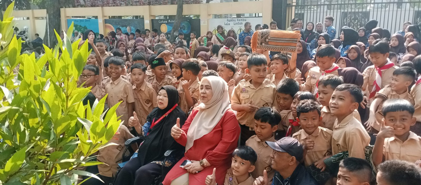 ‎Gelar Sosialisasi Edukasi Pengelolaan Sampah, DLH Kota Cimahi Road Show Ke Sekolah SD dan SMP Saat MPLS