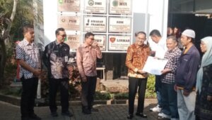 Wali Kota Cimahi Serahkan KTP dan KK Baru kepada Warga Cimahi Utara