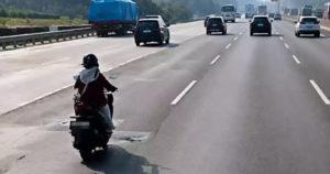 Viral Motor Masuk Tol Jakarta-Cikampek, Emak-emak Akui Salah Ikuti Google Maps hingga Diamankan Petugas (foto: istimewa)